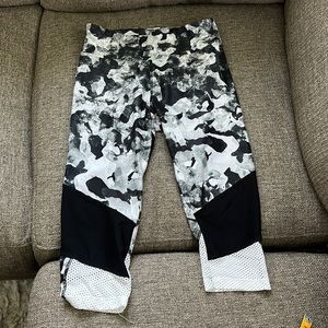 Womens Black White Camo Capri Leggings Size XS-Small